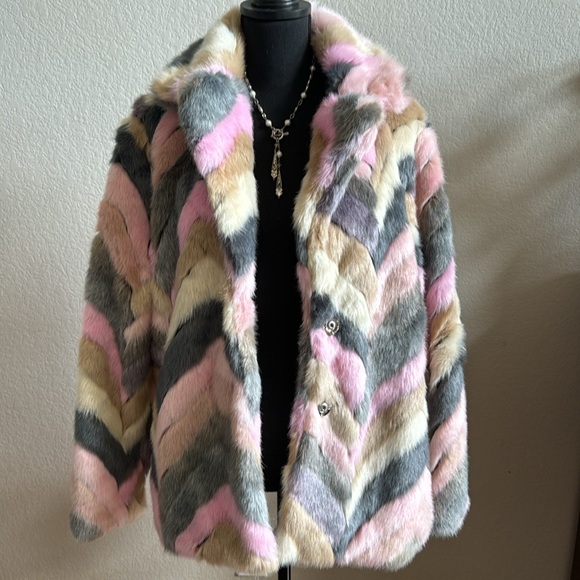 NWT super cute, faux fur coat! Bought from a boutique in Colorado. - Picture 3 of 6